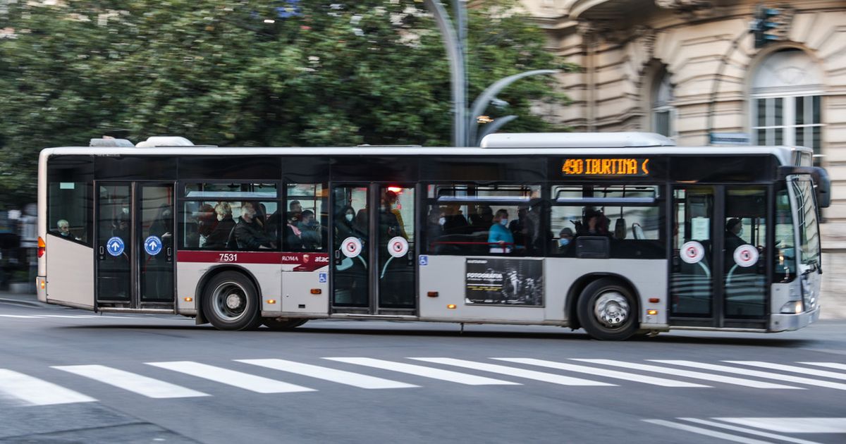 Litiga con autista bus per un pallone e provoca incidente