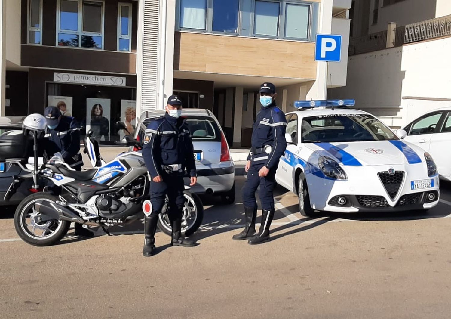 La polizia davanti al salone So Glam-Federico Fashion Style