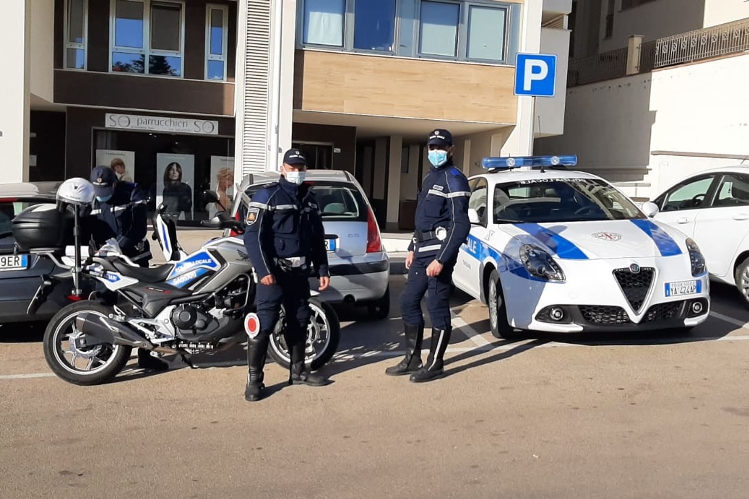 La polizia davanti al salone So Glam-Federico Fashion Style