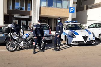 La polizia davanti al salone So Glam-Federico Fashion Style