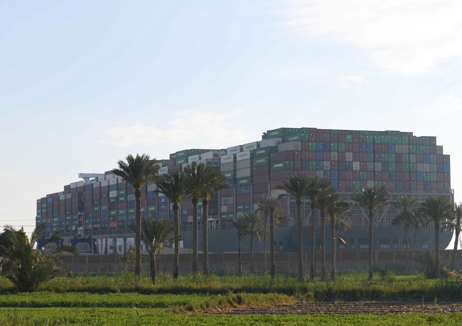 Il gigantesco cargo finito di traverso nel Canale di Suez