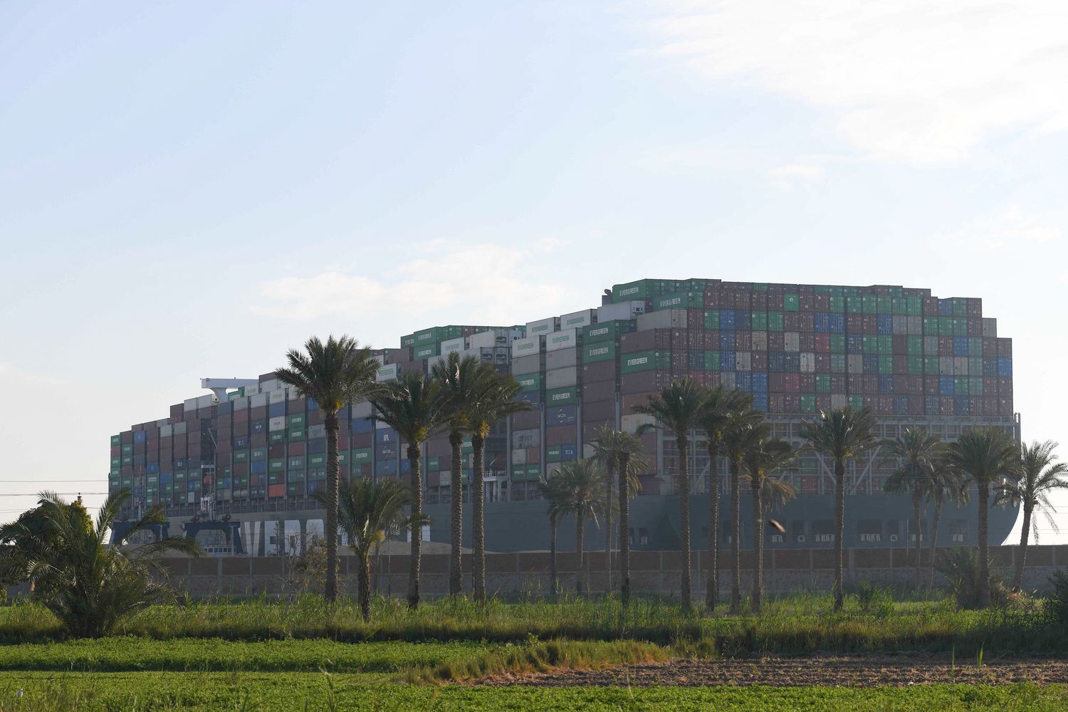 Il gigantesco cargo finito di traverso nel Canale di Suez