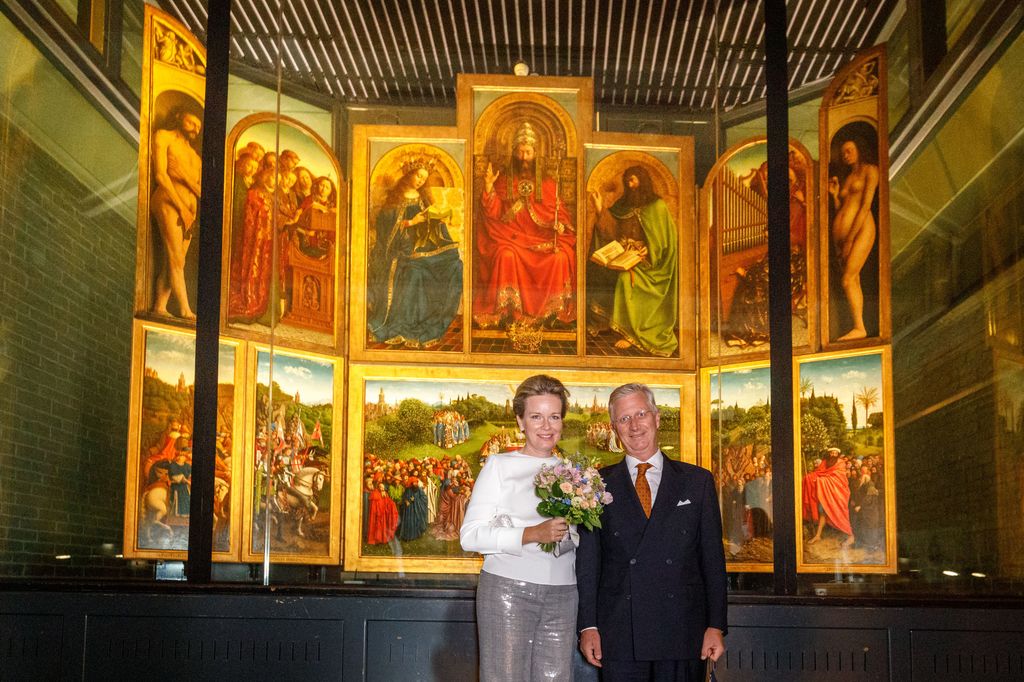 Matilde e Filippo, re del Belgio, posano di fronte al capolavoro restaurato