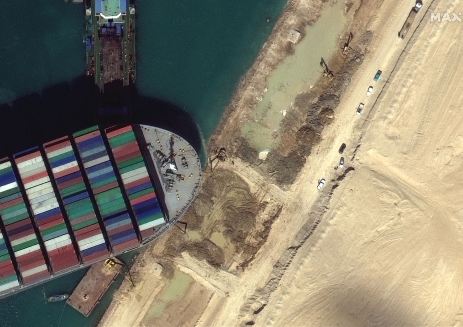 La nave Ever Given arenata nel Canale di Suez