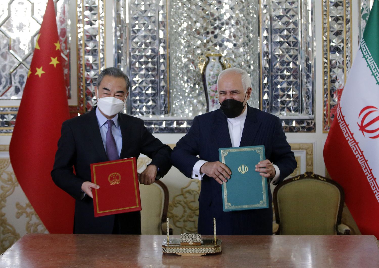 Il ministro degli Esteri cinese, Wang Yi e l'omologo iraniano, Mohammad Javad Zarif