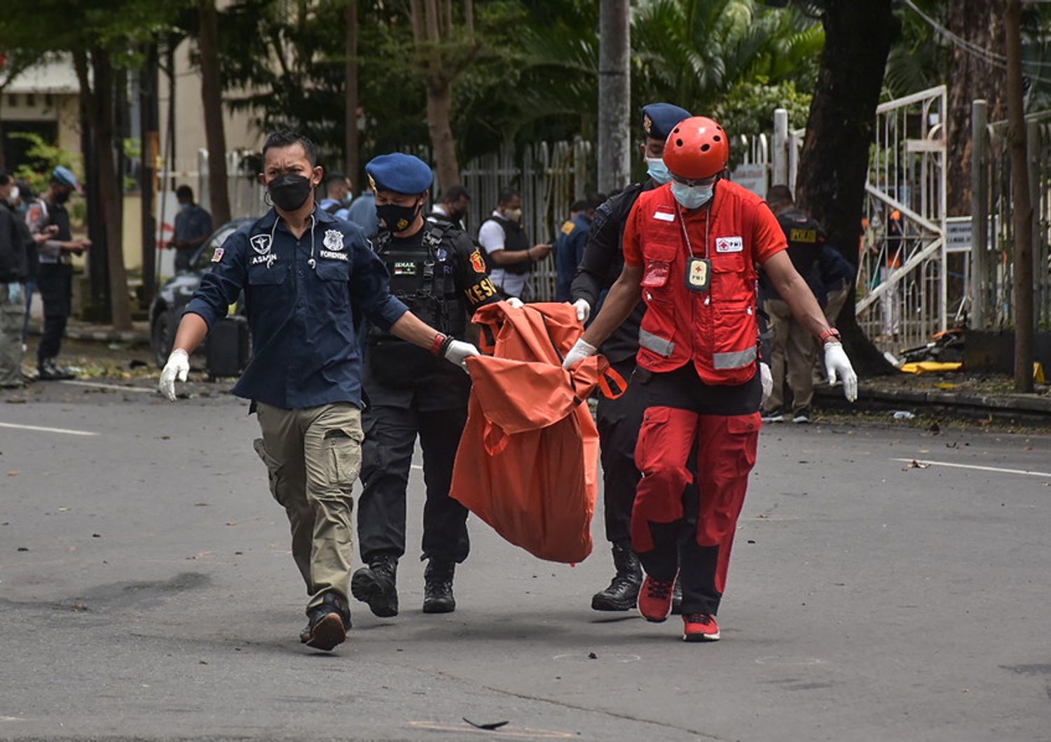 Il recupero dei resti del kamikaze che si &egrave; fatto esplodere davanti a una cattedrale in Indonesia