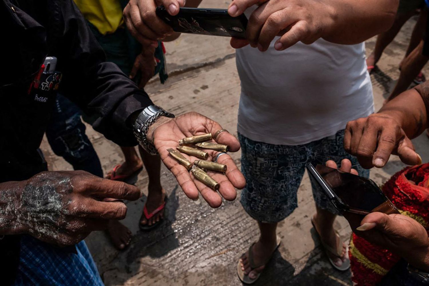 Un manifestante mostra i bossoli die proiettili sparati dall'esercito birmano durante le proteste contro il golpe militare