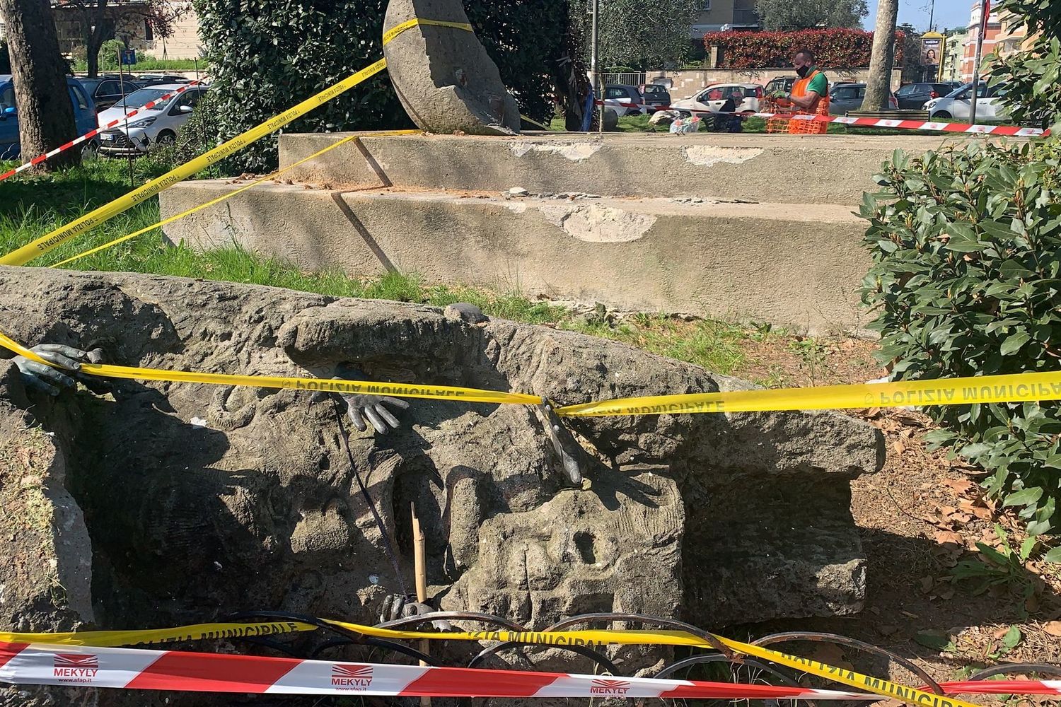 Il monumento che ricorda Walter Rossi, crollato a Roma