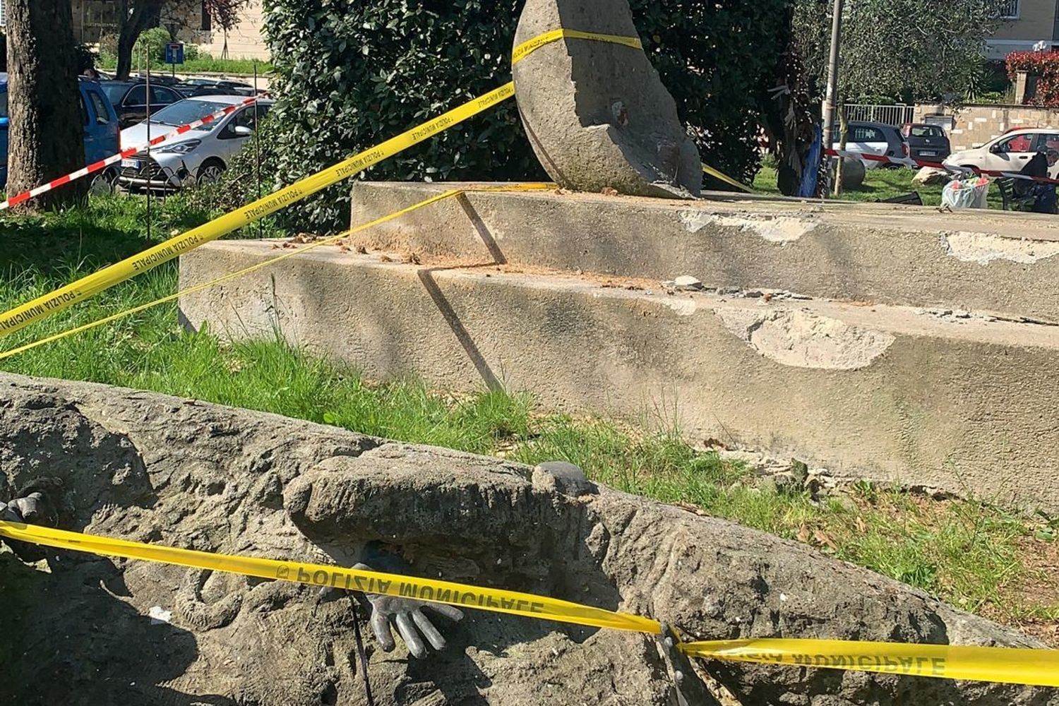 Il monumento che ricorda Walter Rossi, crollato a Roma