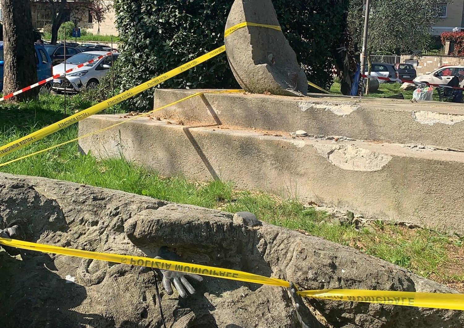 Il monumento che ricorda Walter Rossi, crollato a Roma. Luned&igrave; 27 settembre sar&agrave; rimosso per essere restaurato