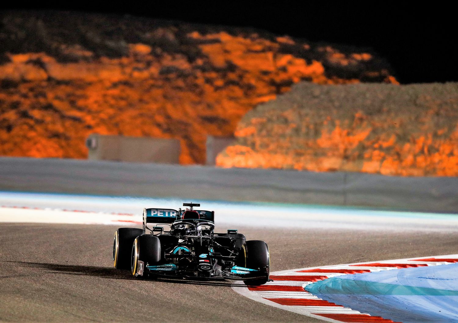 Lewis Hamilton vince il Gp del Bahrain 2021