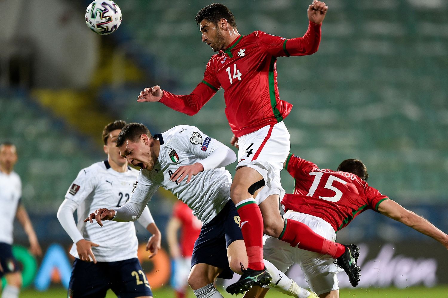 Belotti impegnato in una fase di gioco in Bulgaria-Italia