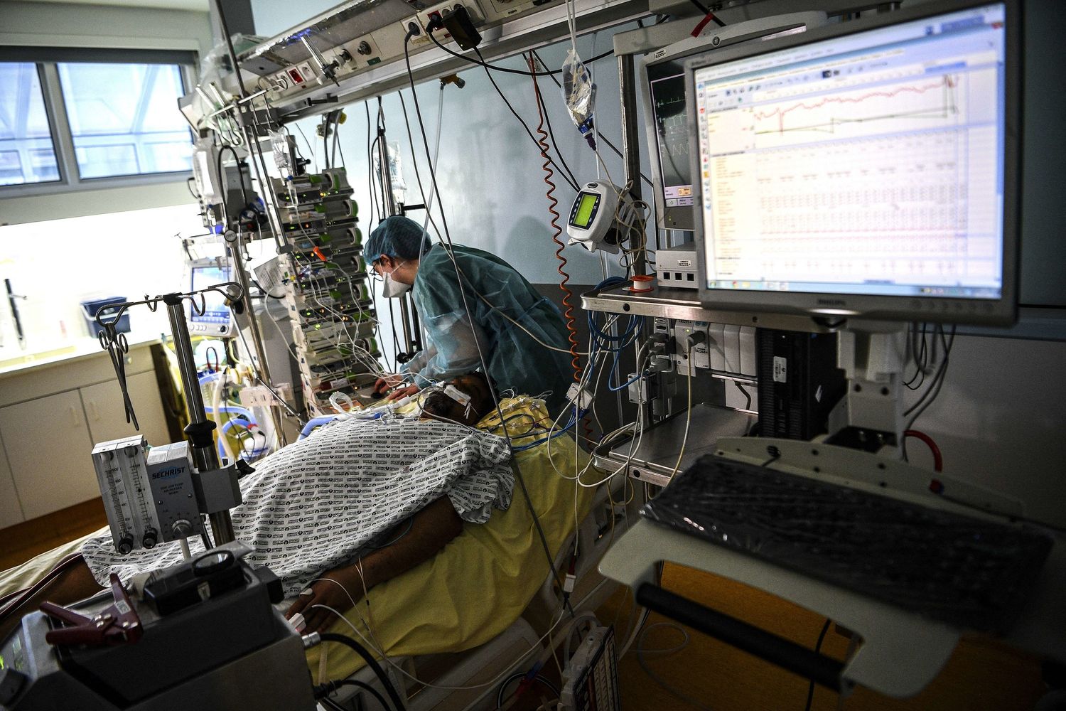 Il reparto di terapia intensiva di un ospedale di Parigi