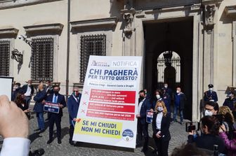 Giorgia Meloni davanti a palazzo Chigi