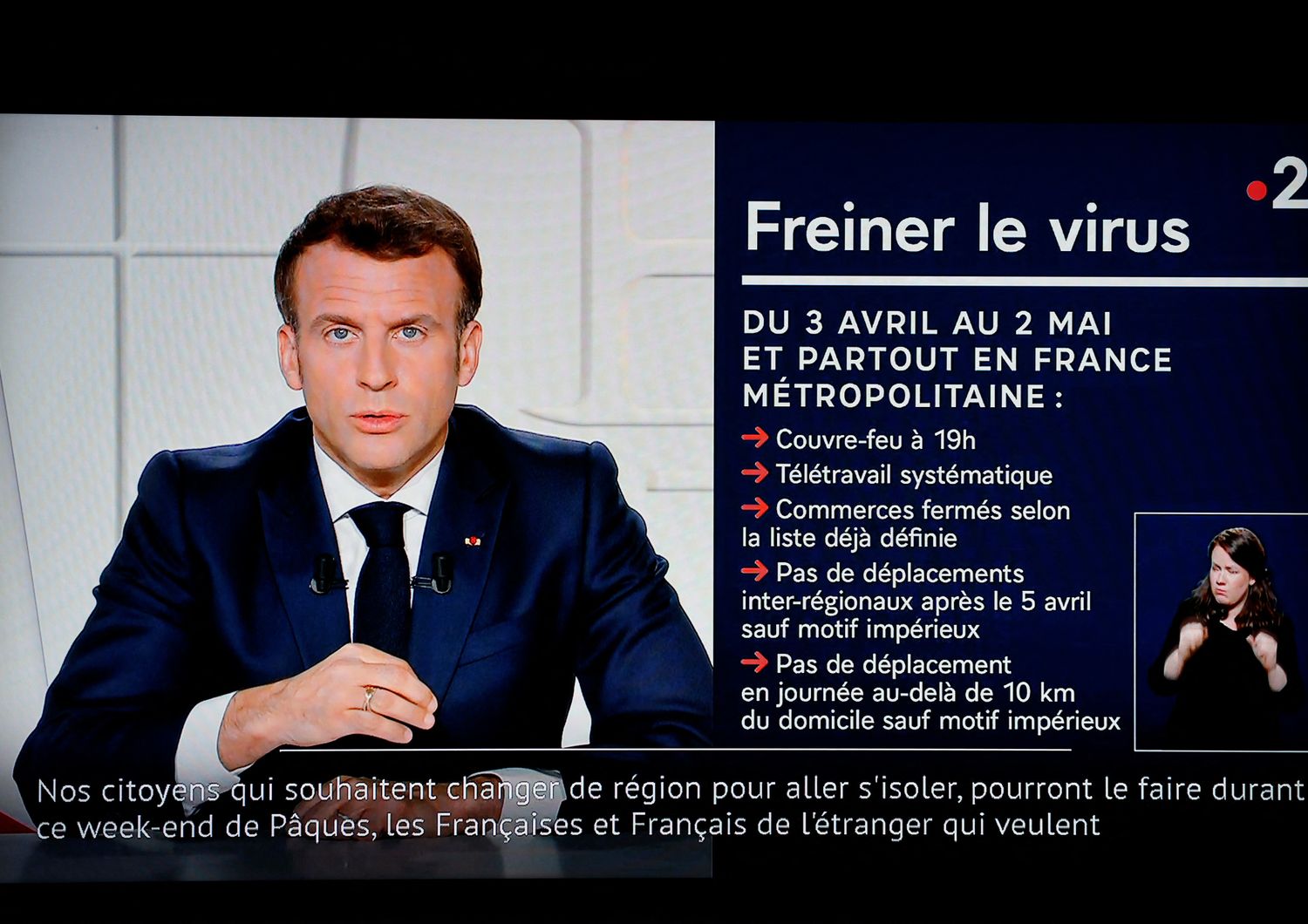 Il presidente Emmanuel Macron parla alla Nazione in una diretta Tv