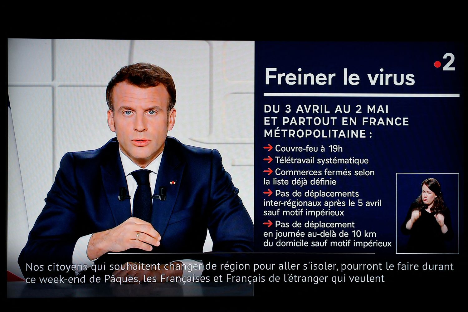 Il presidente Emmanuel Macron parla alla Nazione in una diretta Tv