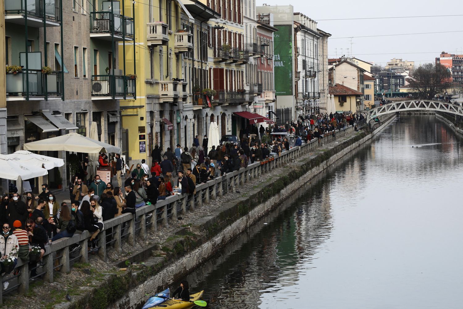 assembramenti ai Navigli a Milano