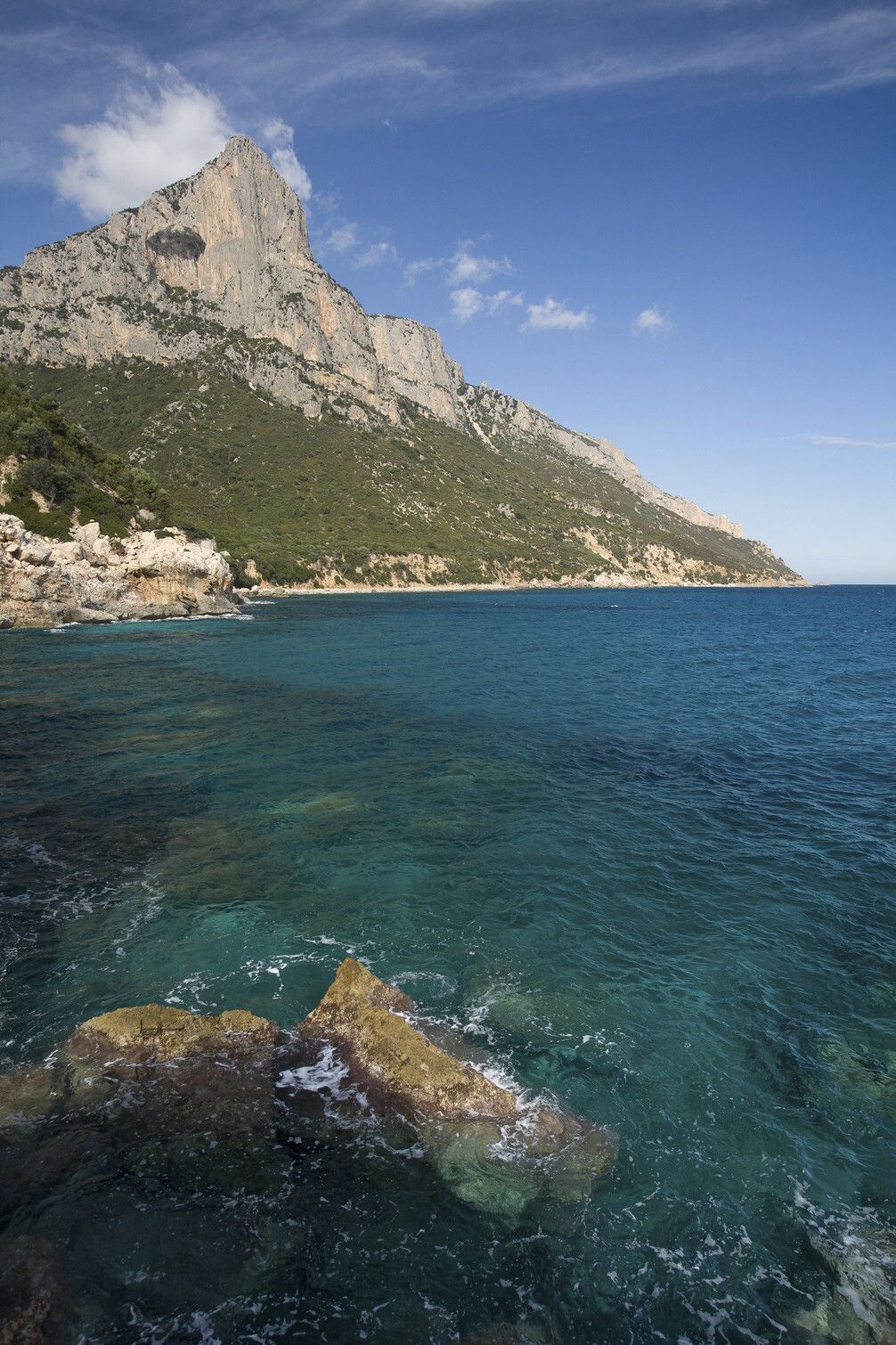 &nbsp;La costa di Santa Maria Navarrese (Baunei), che che passer&agrave; dalla Provincia di Nuoro a quella dell'Ogliastra