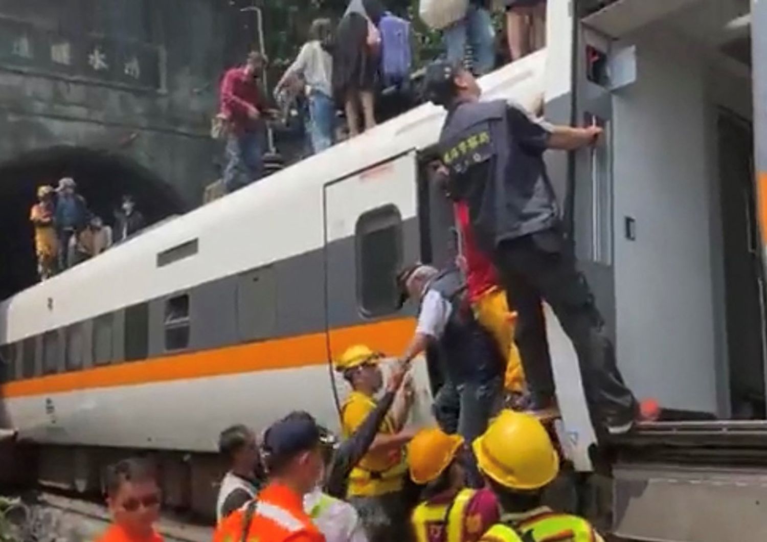 Treno deraglia almeno 50 morti Taiwan