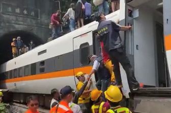 Treno deraglia almeno 50 morti Taiwan