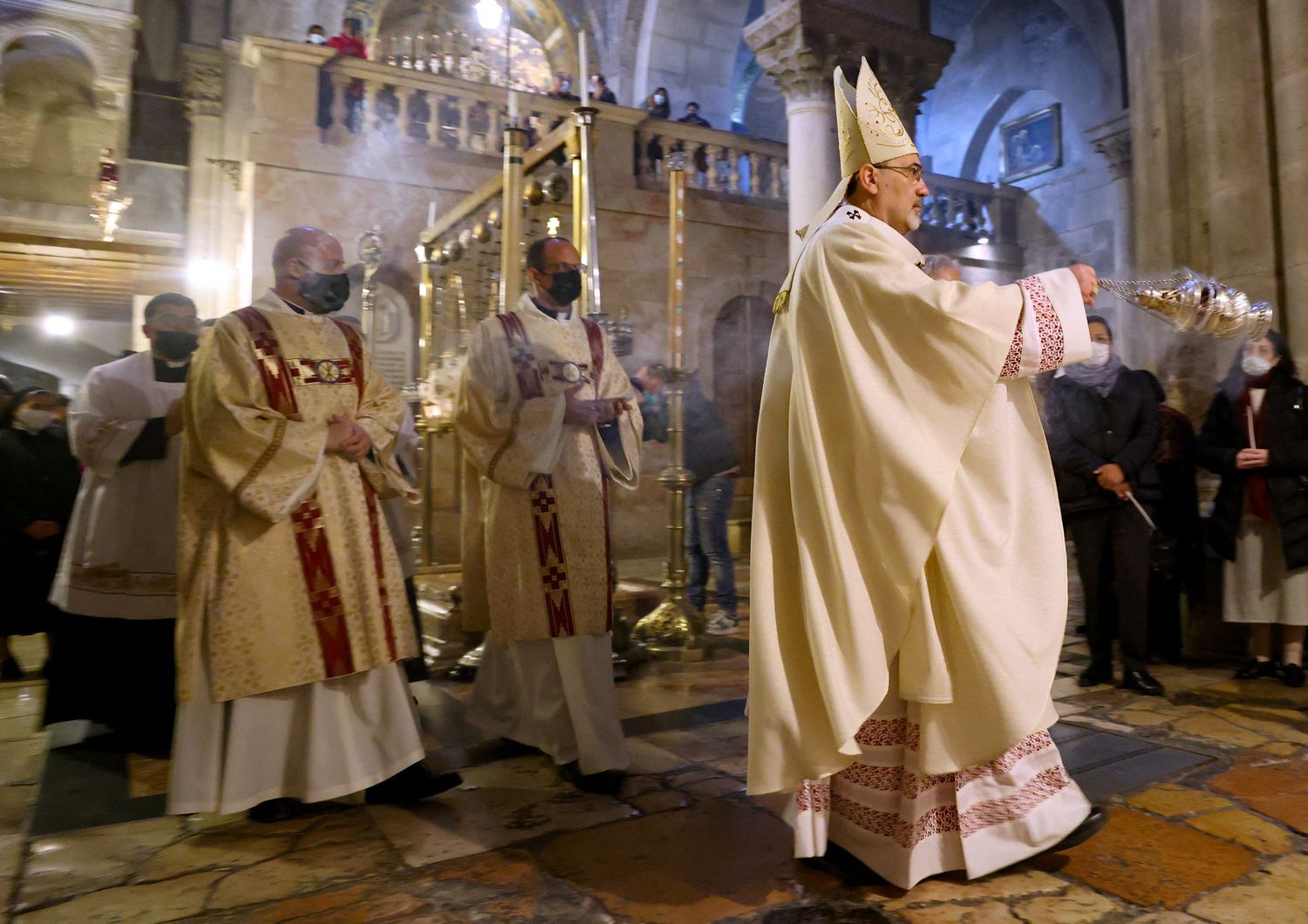 La celebrazione pasquale nella basilica del Santo Sepolcro, a Gerusalemme