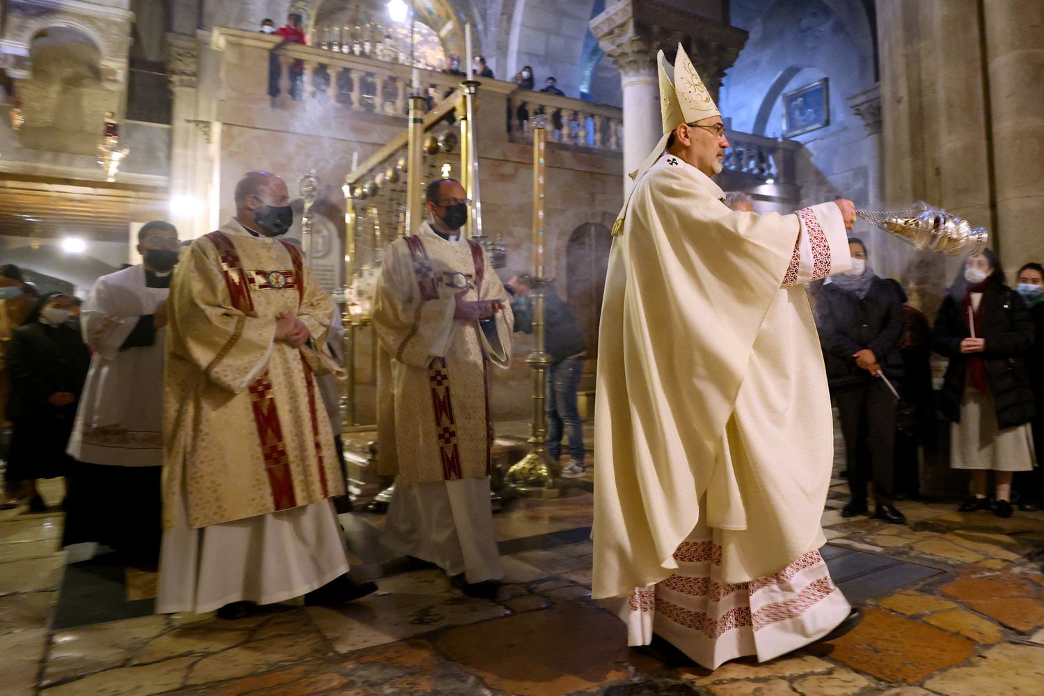 La celebrazione pasquale nella basilica del Santo Sepolcro, a Gerusalemme