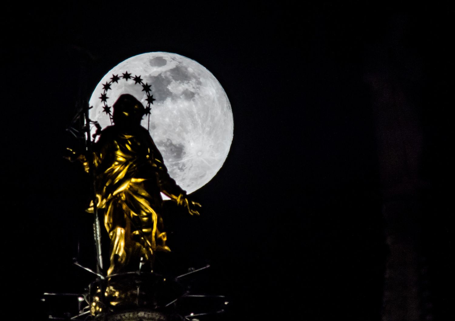 Una Super Luna si staglia sullo sfondo della Madonnina a Milano&nbsp;