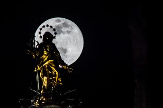 Una Super Luna si staglia sullo sfondo della Madonnina a Milano&nbsp;