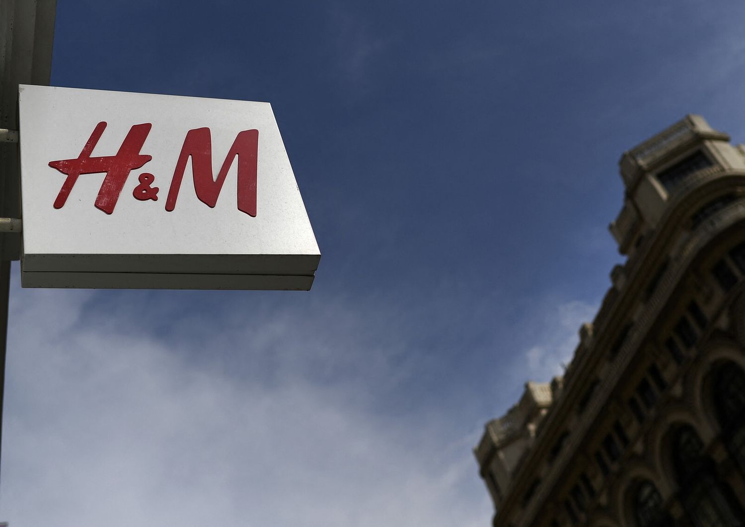 H&amp;M, l'insegna di un negozio a Madrid