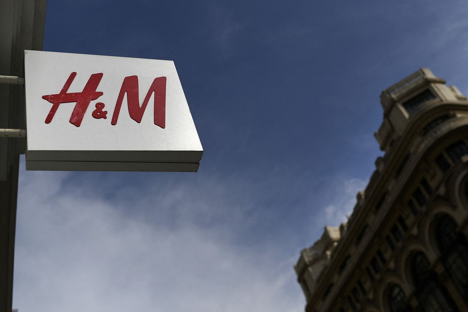 H&amp;M, l'insegna di un negozio a Madrid