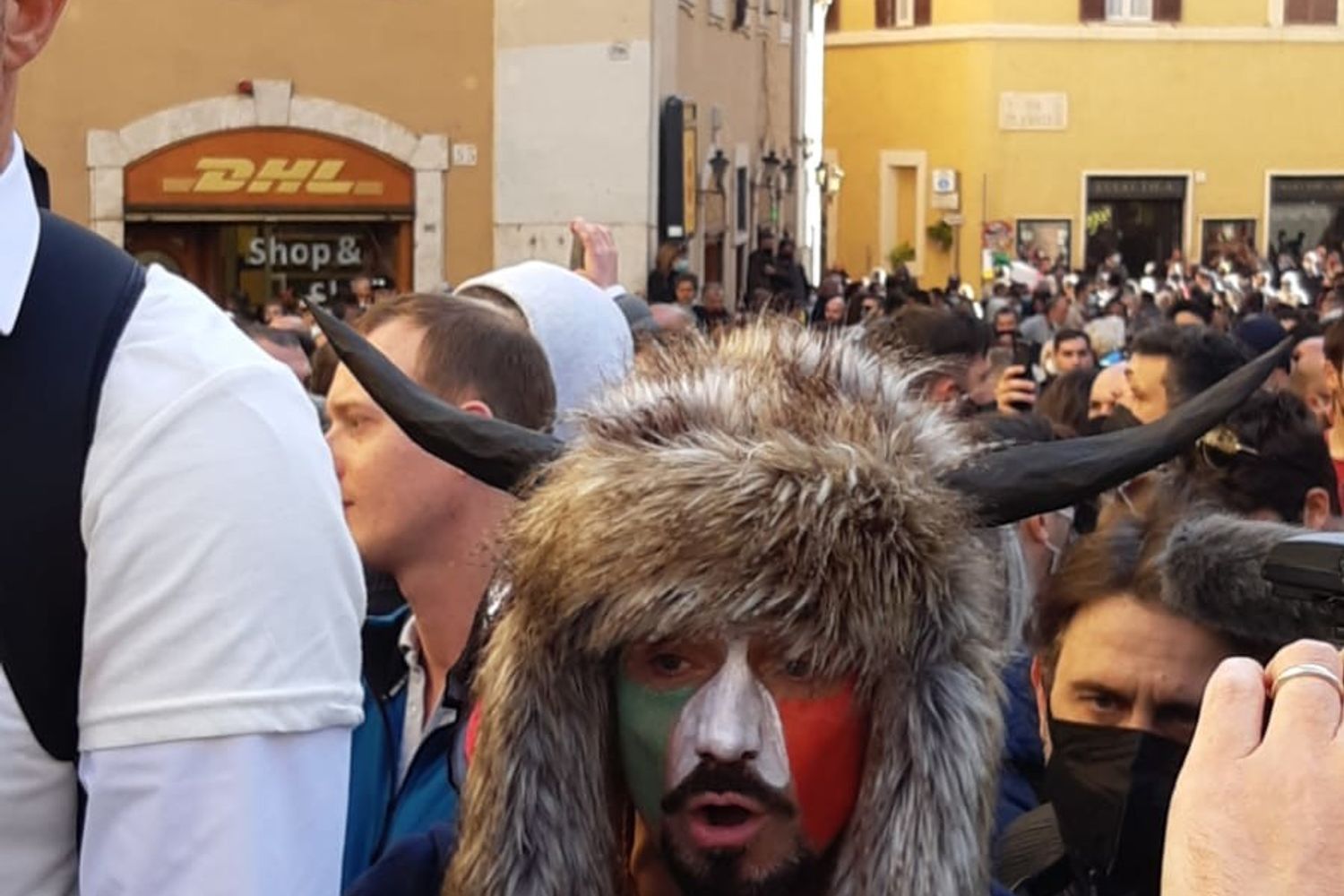 Un manifestante con un copricapo come quello indossato durante l'assalto a Capitol Hill