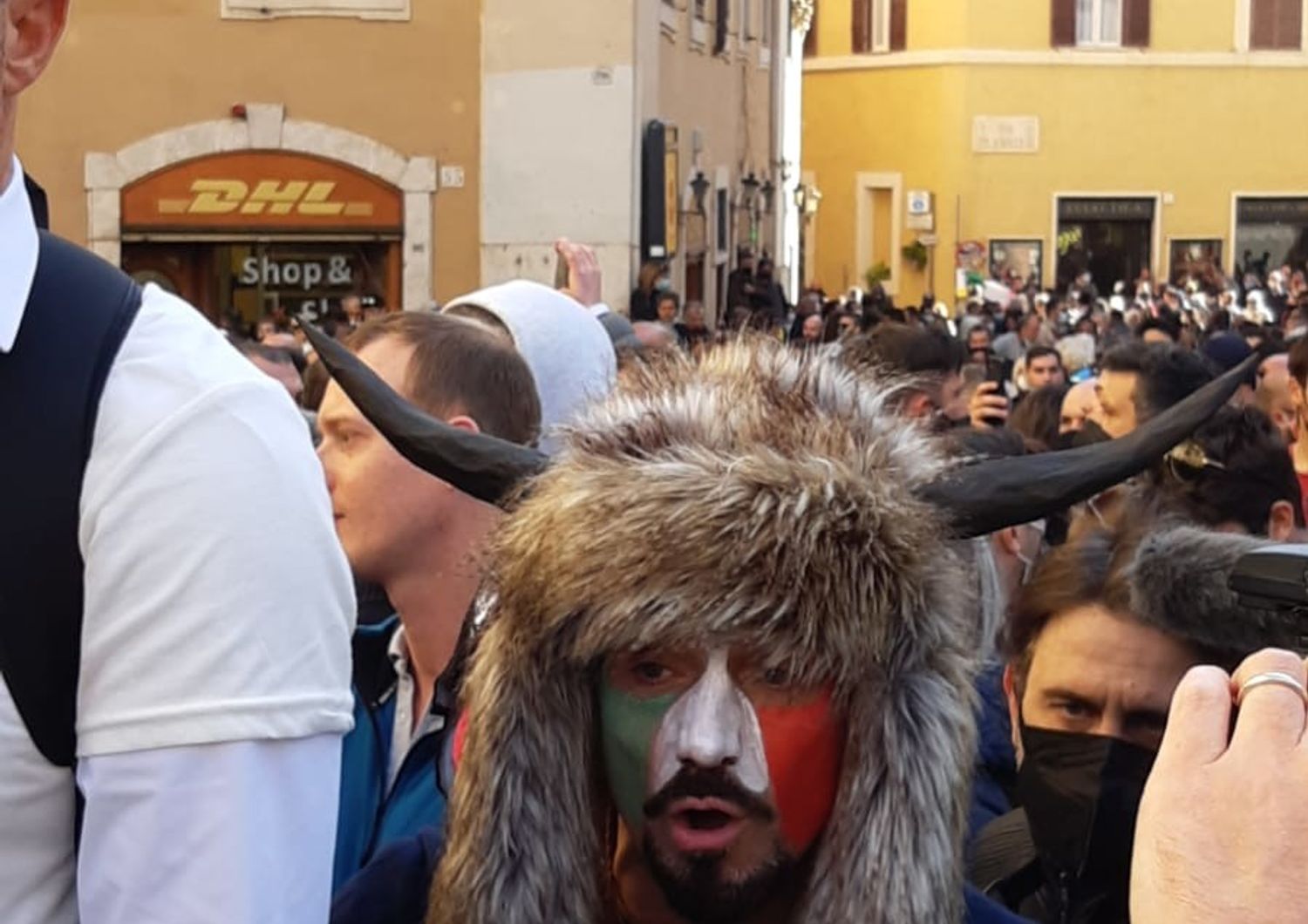 Un manifestante con un copricapo come quello indossato durante l'assalto a Capitol Hill