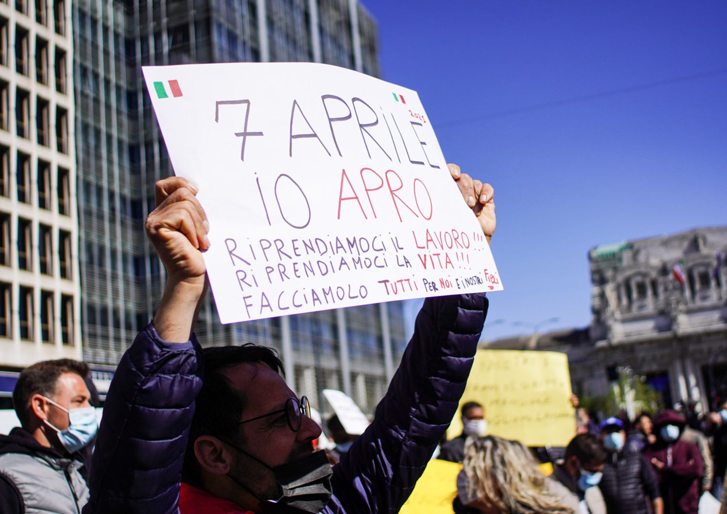 La manifestazione degli ambulanti a Milano