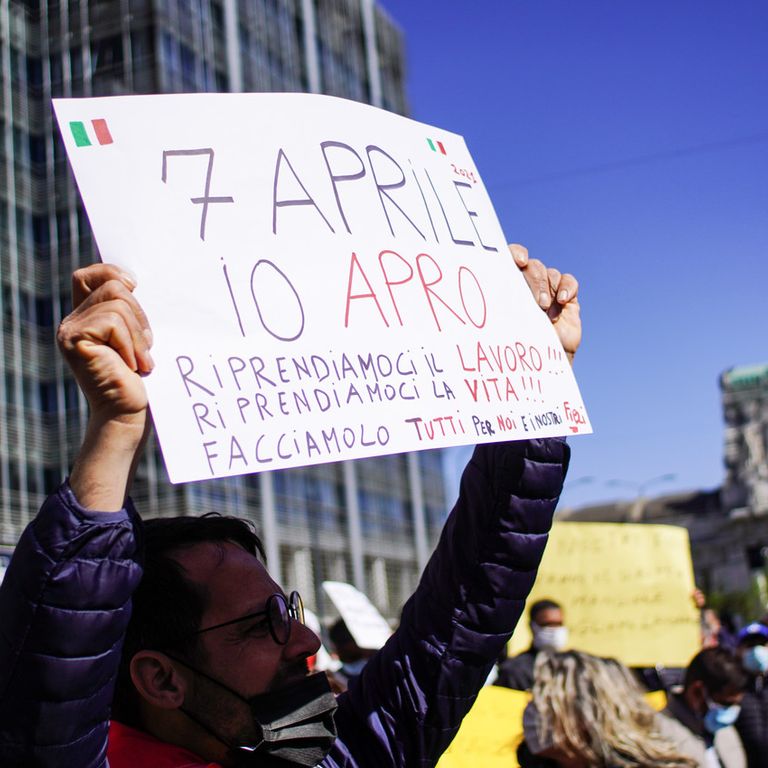 La manifestazione degli ambulanti a Milano