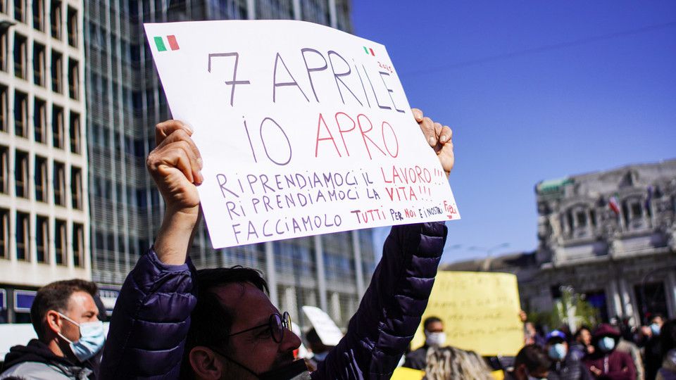 La manifestazione degli ambulanti a Milano