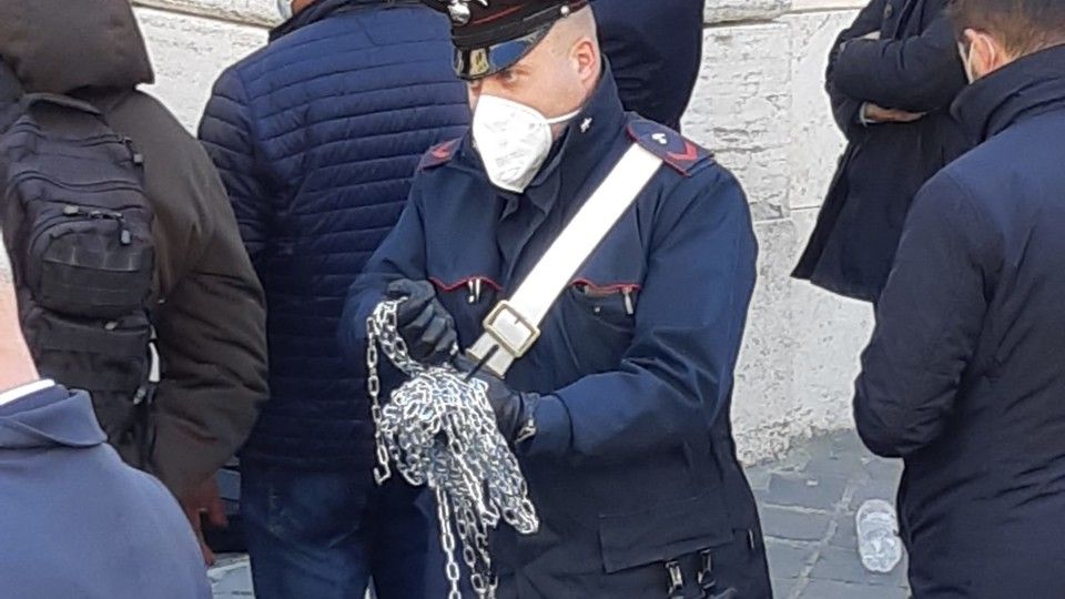 Le catene sequestrate ai manifestati davanti Montecitorio
