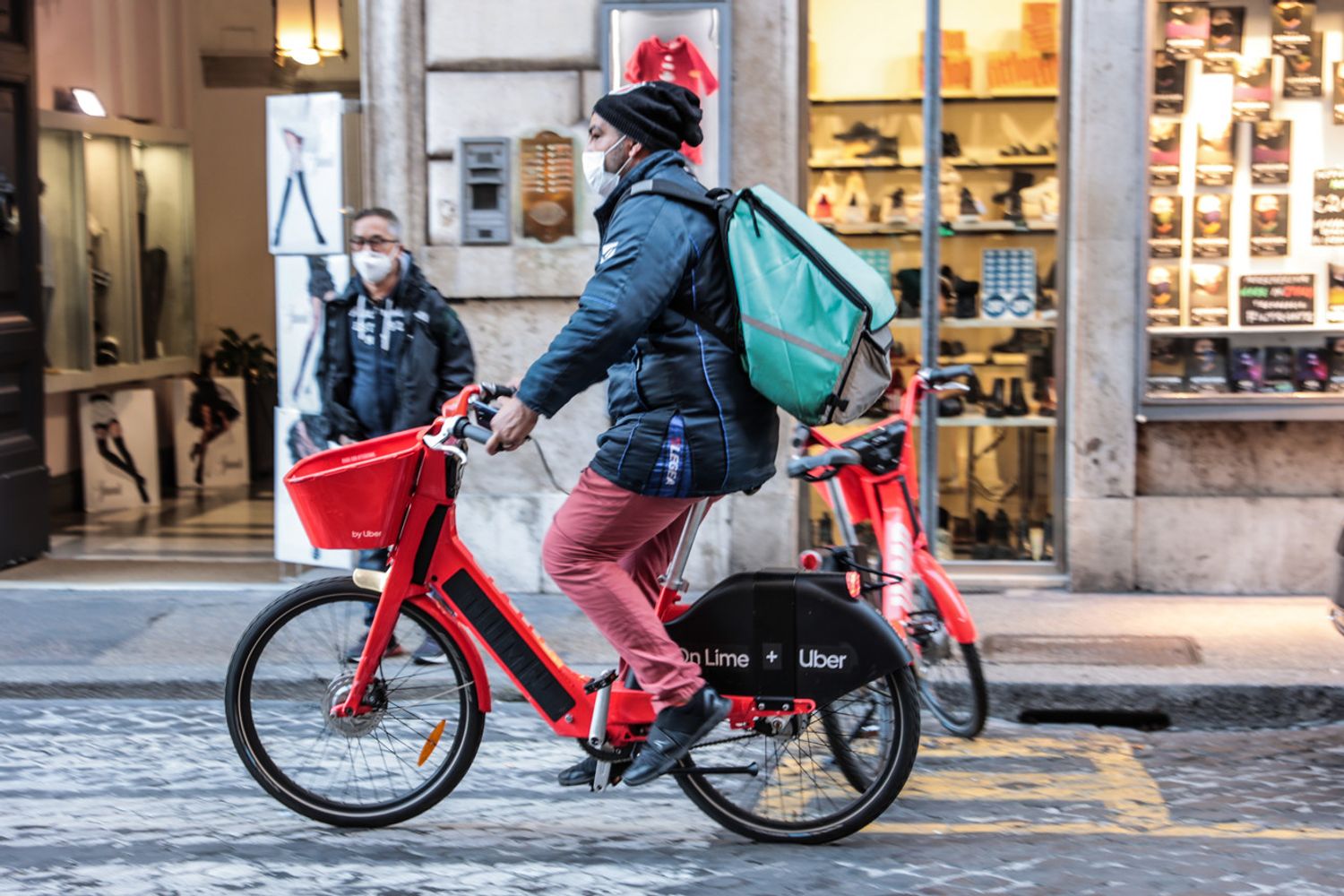 un rider a lavoro per le consegne a Roma