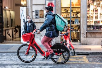 un rider a lavoro per le consegne a Roma
