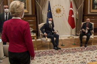 Ursula von der Leyen in piedi mentre Charles Michel e Recep Erdogan sono seduti