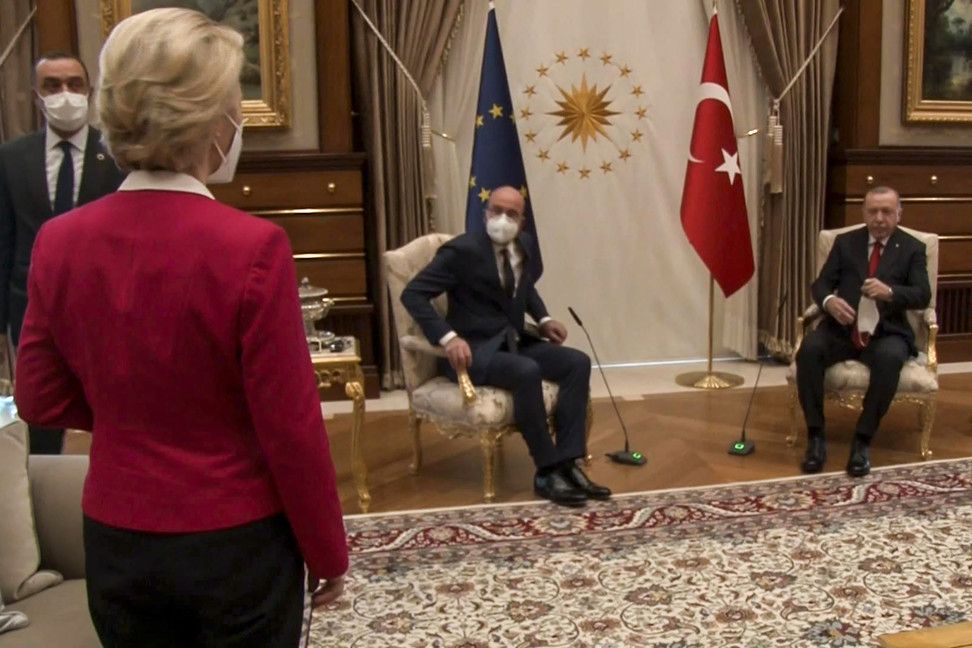 Ursula von der Leyen in piedi mentre Charles Michel e Recep Erdogan sono seduti
