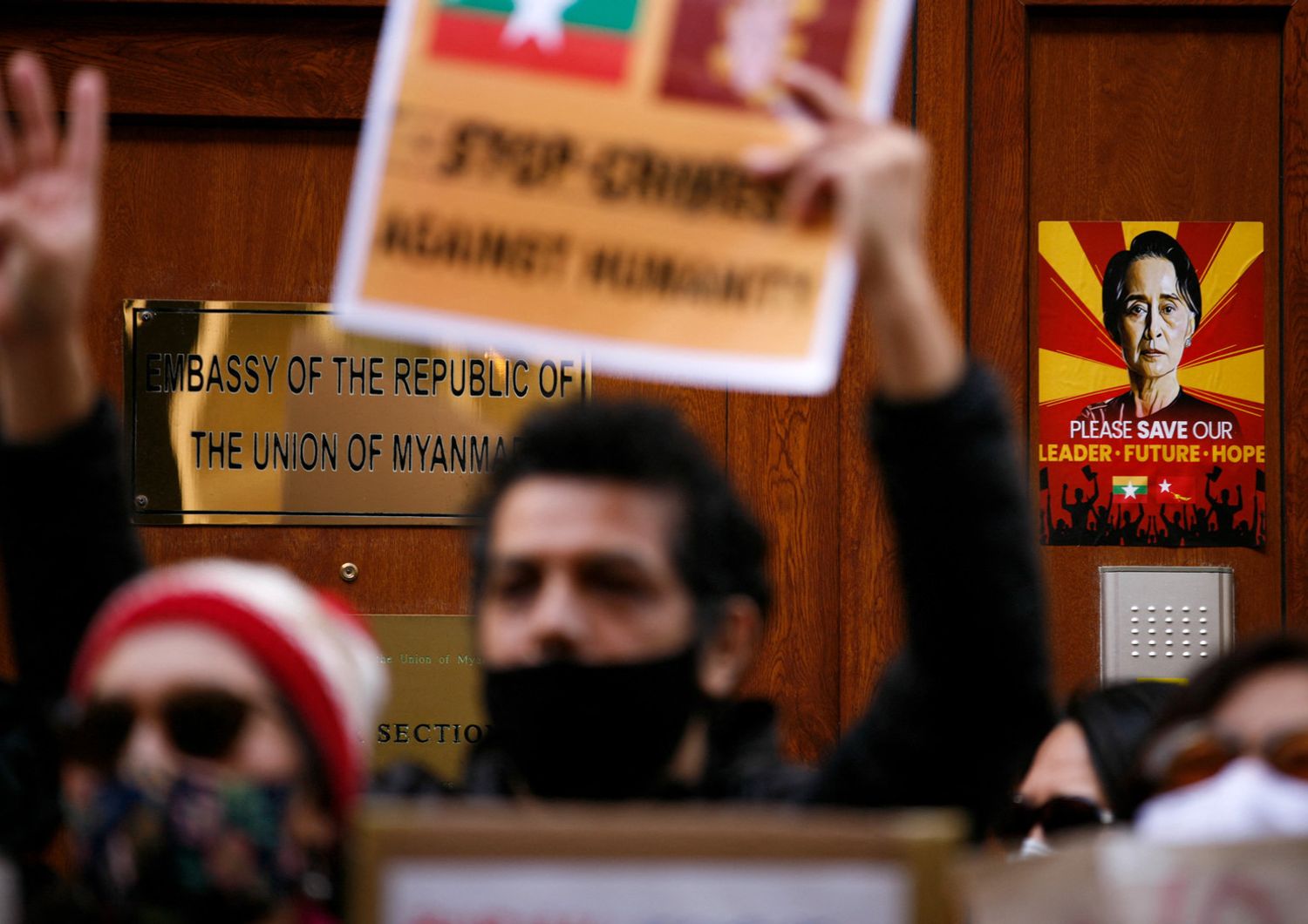 Protesta davanti all'ambasciata del Myanmar a Londra dopo la rimozione dell'ambasciatore
