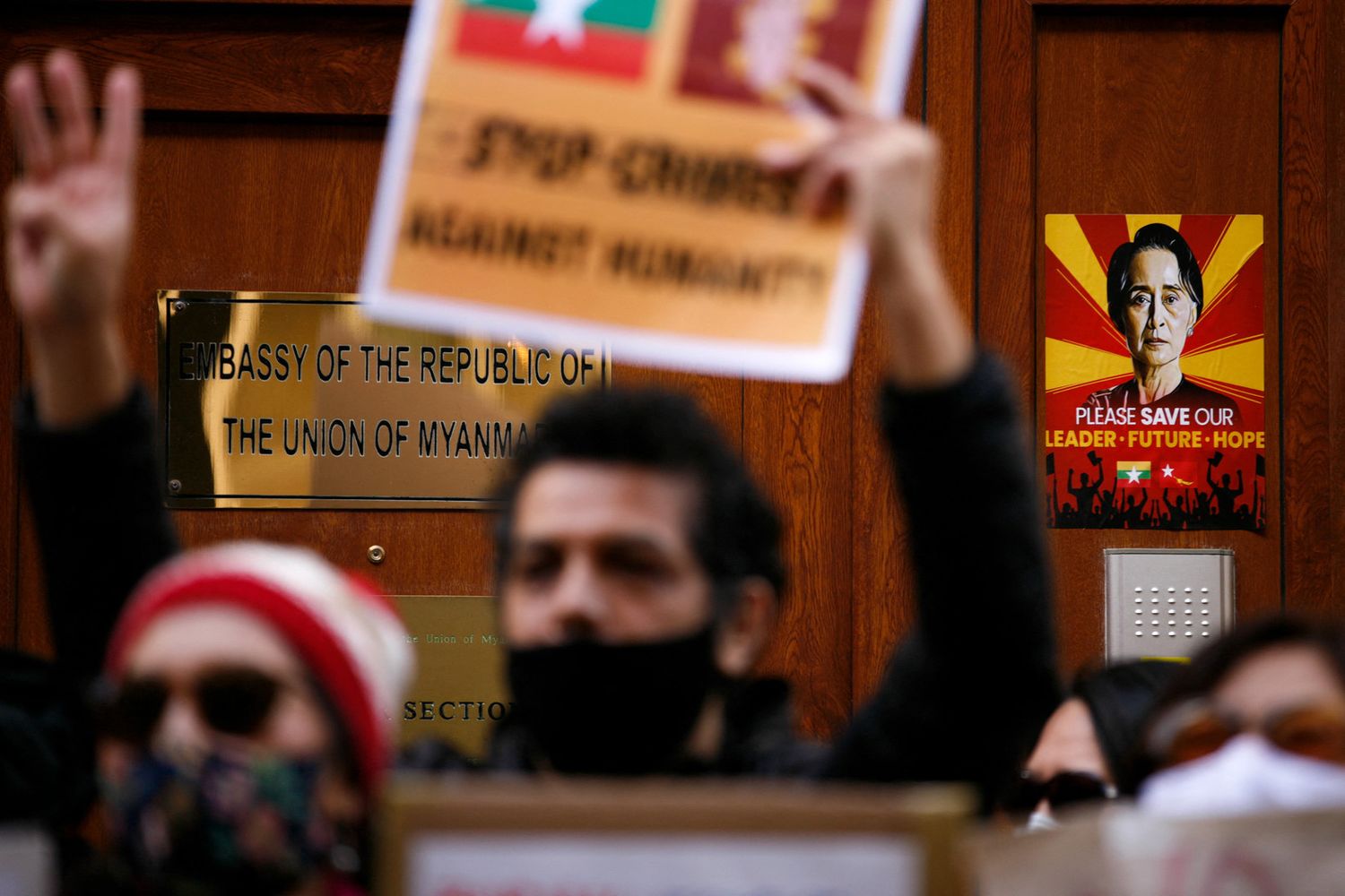 Protesta davanti all'ambasciata del Myanmar a Londra dopo la rimozione dell'ambasciatore