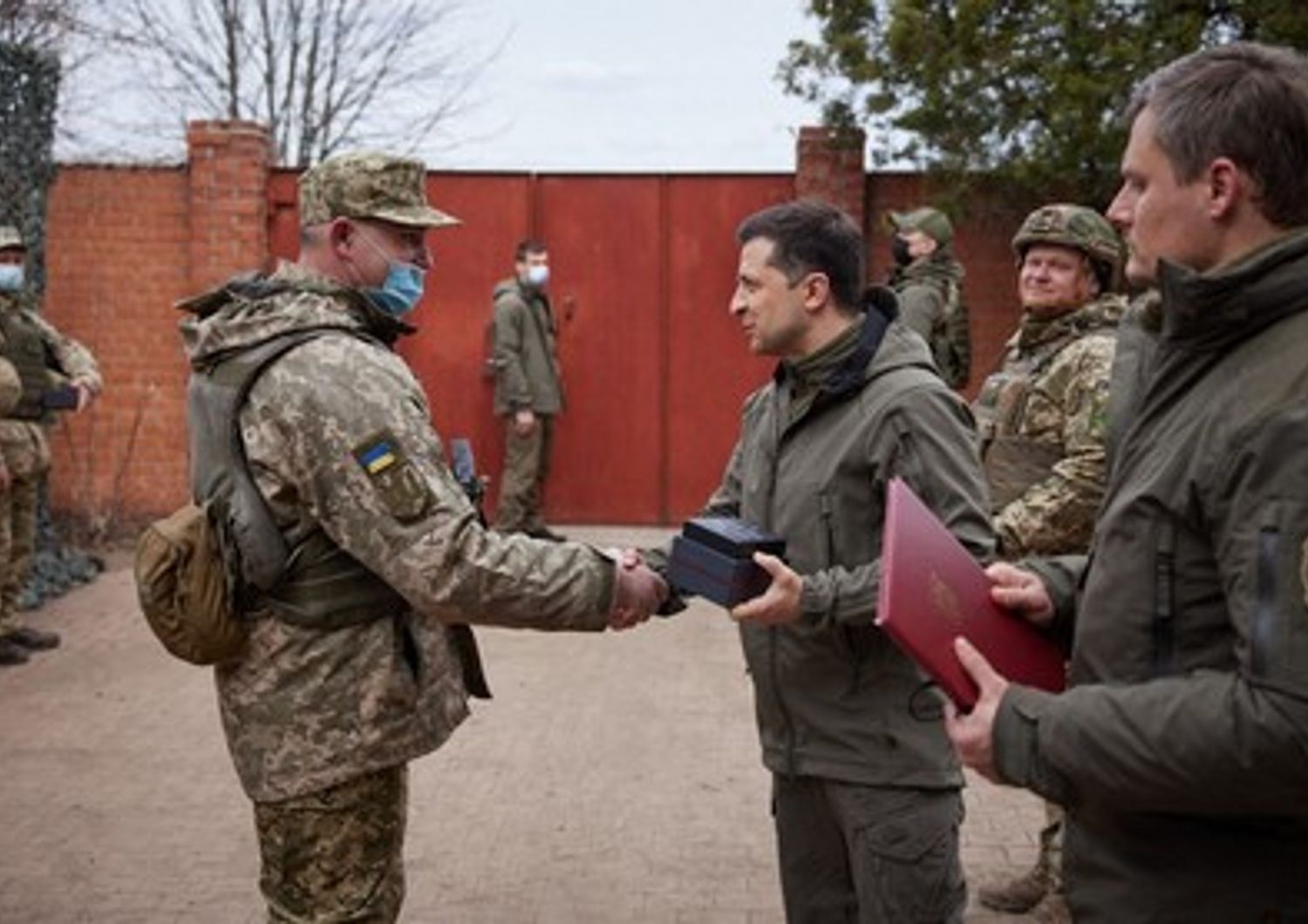 Il presidente ucraino,&nbsp; Zelensky, nel Donbass