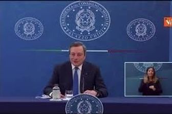 Draghi giornalisti invece di parlare ascolto domande