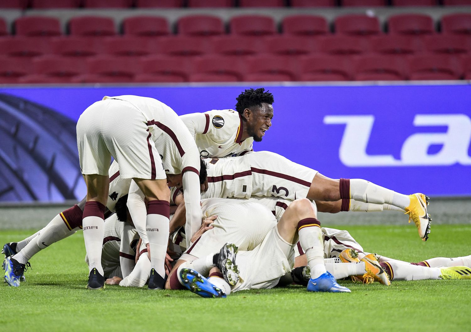 Giocatori della Roma festeggiano il gol contro l'Ajax in Europa League