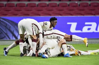 Giocatori della Roma festeggiano il gol contro l'Ajax in Europa League