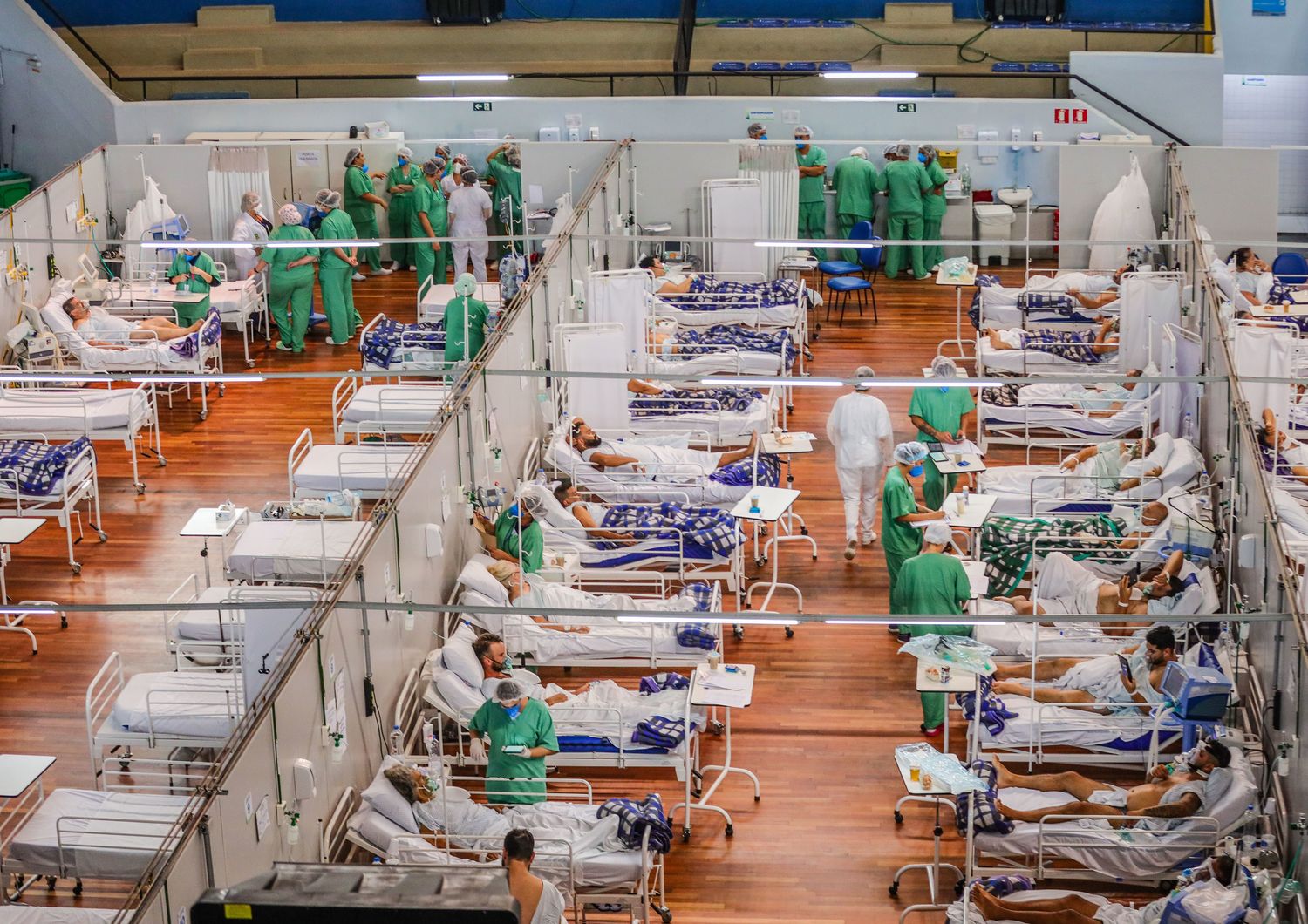 Ospedale da campo installato in un impianto sportivo in Brasile