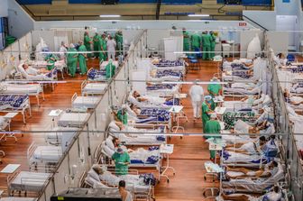 Ospedale da campo installato in un impianto sportivo in Brasile