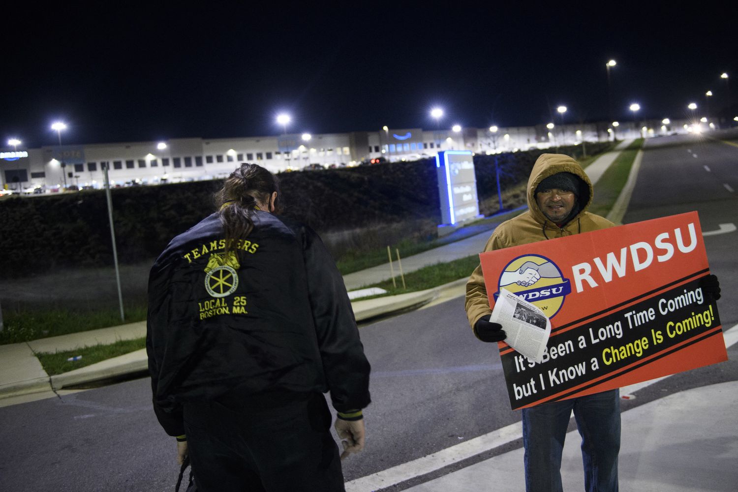 &nbsp;Un sostenitori del sindacato RWDSU fuori dal centro logistico Amazon in Alabama