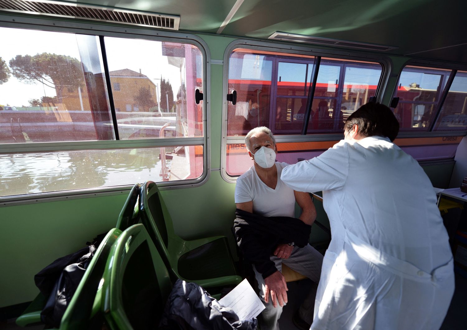 Le vaccinazioni a bordo di un vaporetto a Venezia